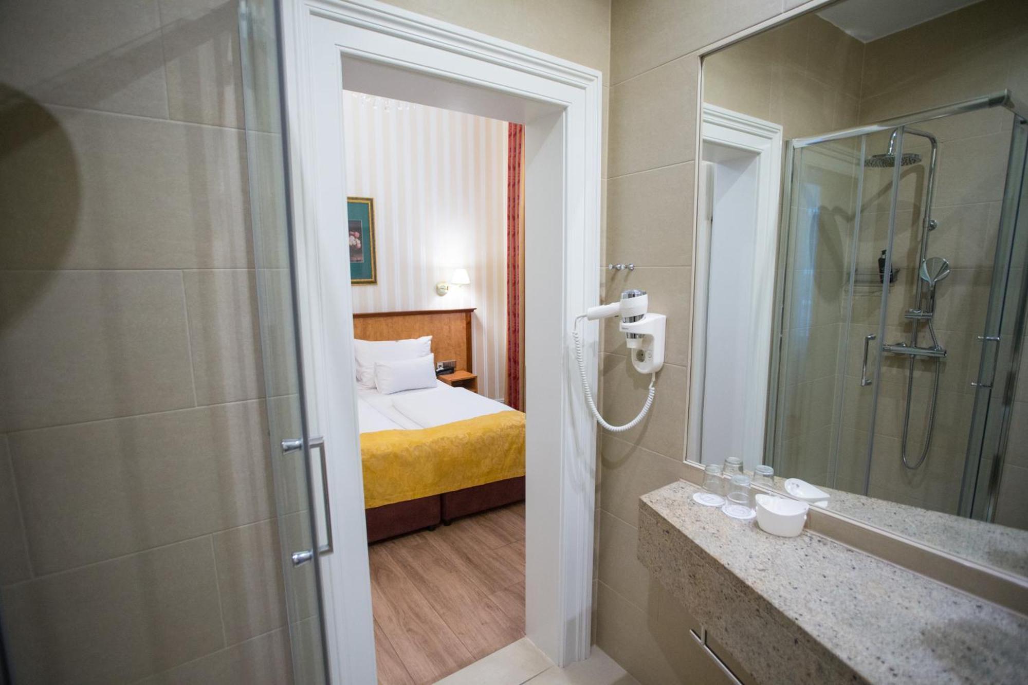 Pension Opera Suites I Self Check In เวียนนา ภายนอก รูปภาพ