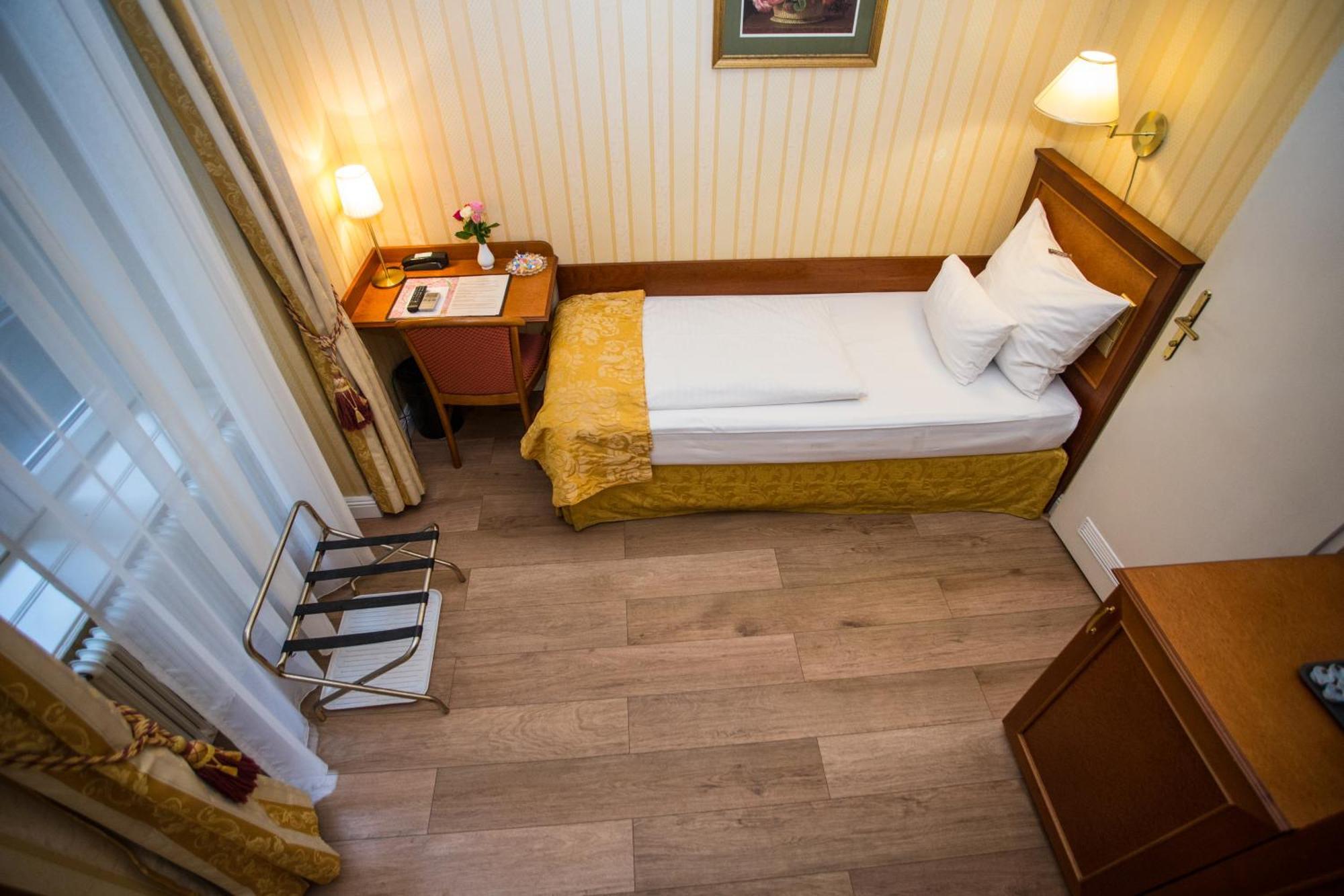Pension Opera Suites I Self Check In เวียนนา ภายนอก รูปภาพ