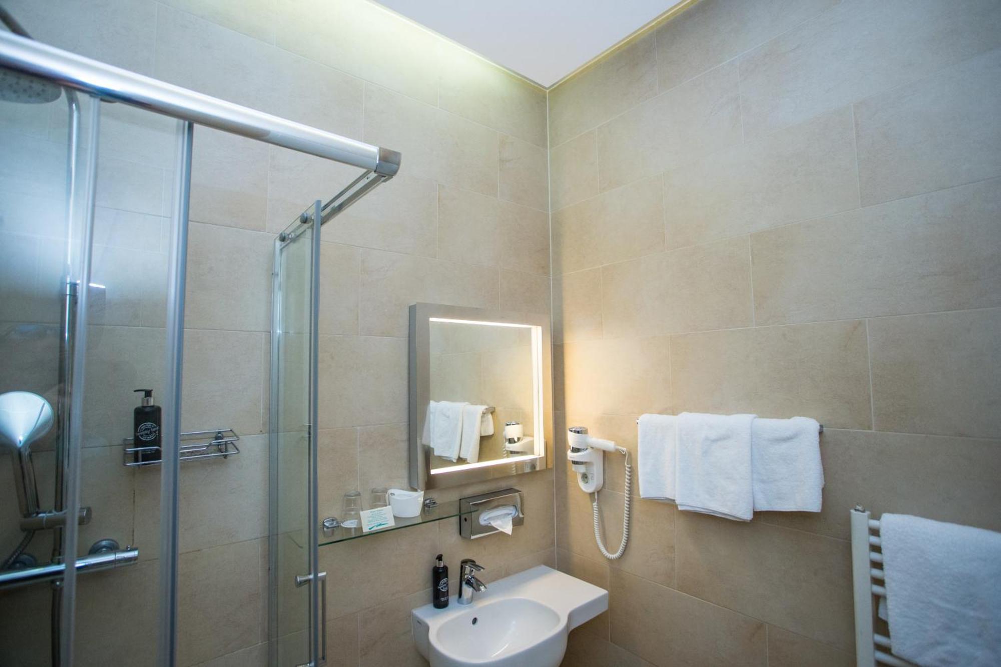 Pension Opera Suites I Self Check In เวียนนา ภายนอก รูปภาพ