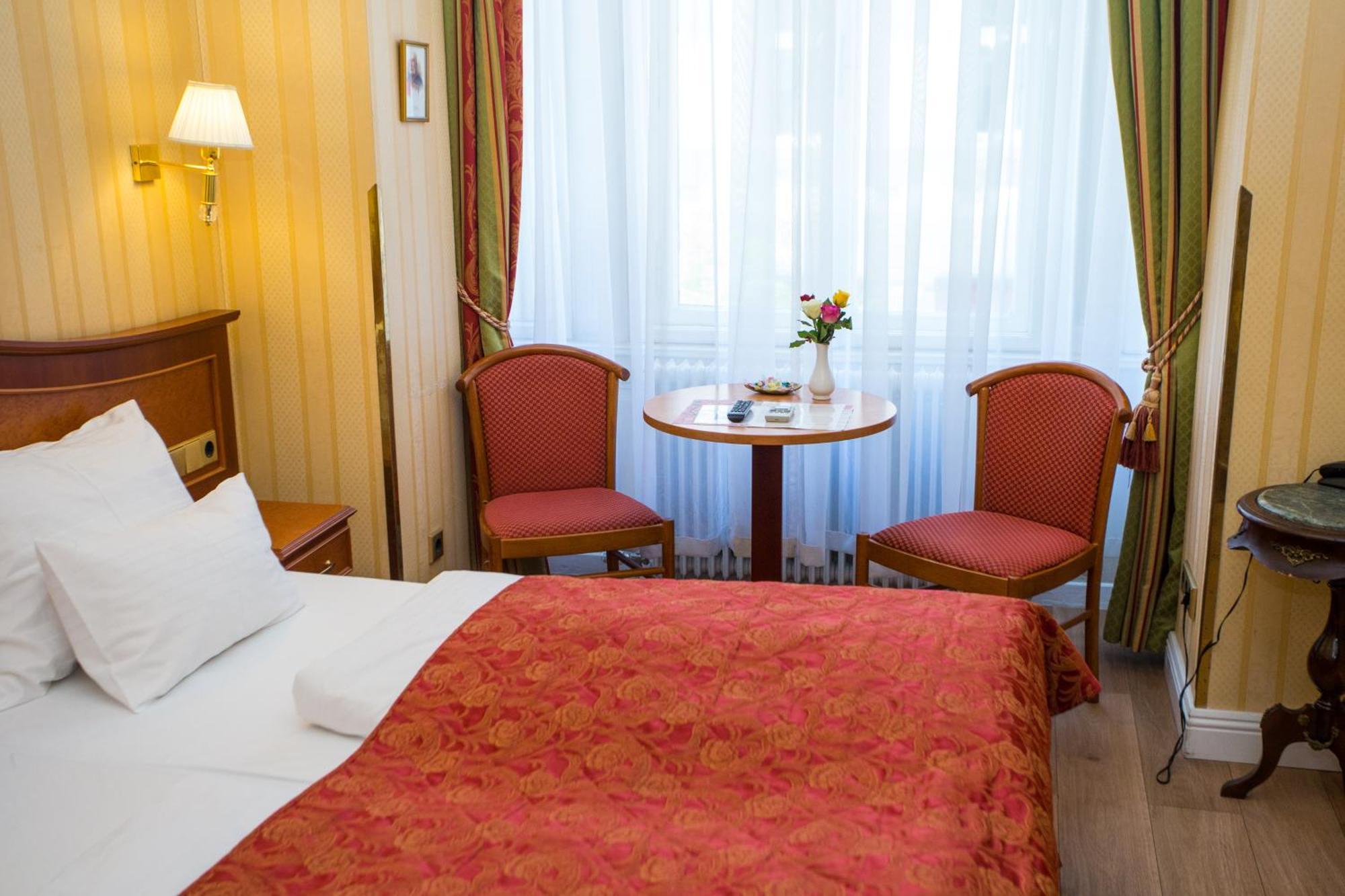 Pension Opera Suites I Self Check In เวียนนา ภายนอก รูปภาพ