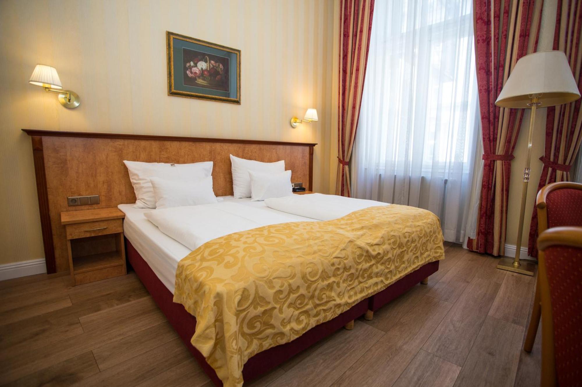 Pension Opera Suites I Self Check In เวียนนา ภายนอก รูปภาพ