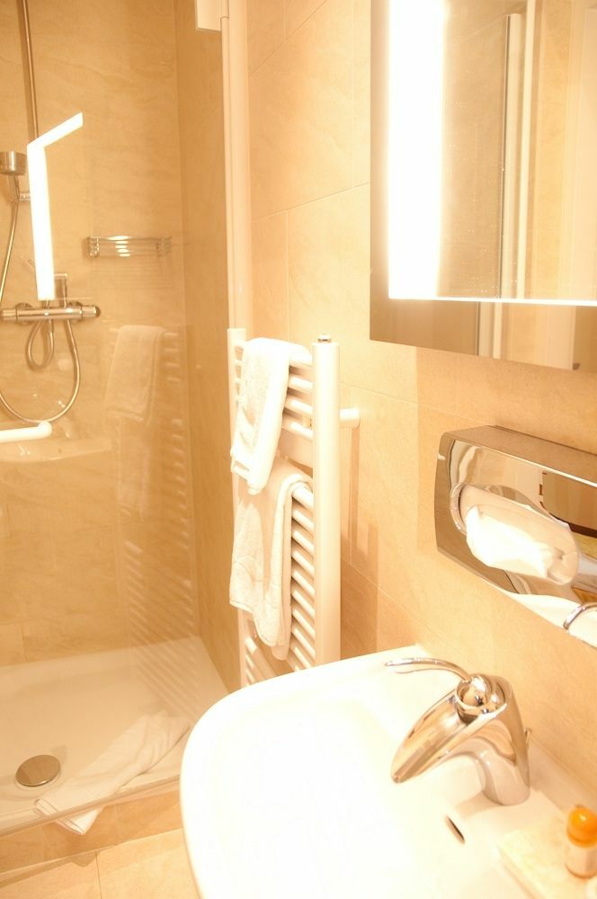 Pension Opera Suites I Self Check In เวียนนา ภายนอก รูปภาพ